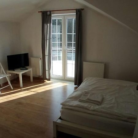 Dworek Poznan Bed & Breakfast Екстериор снимка