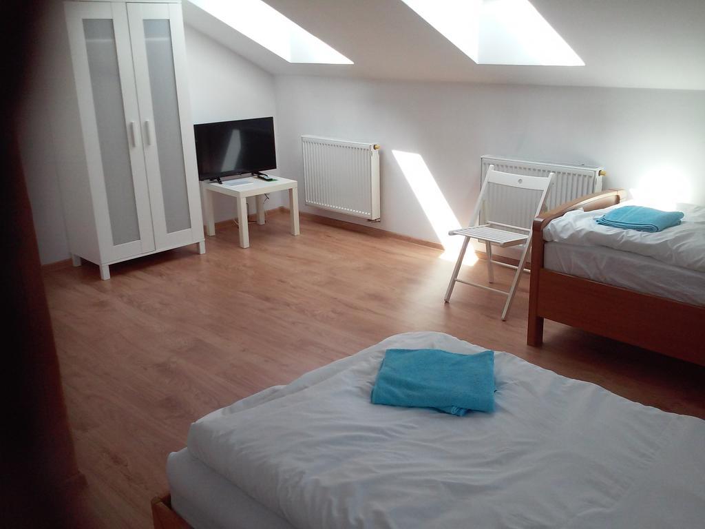 Dworek Poznan Bed & Breakfast Екстериор снимка