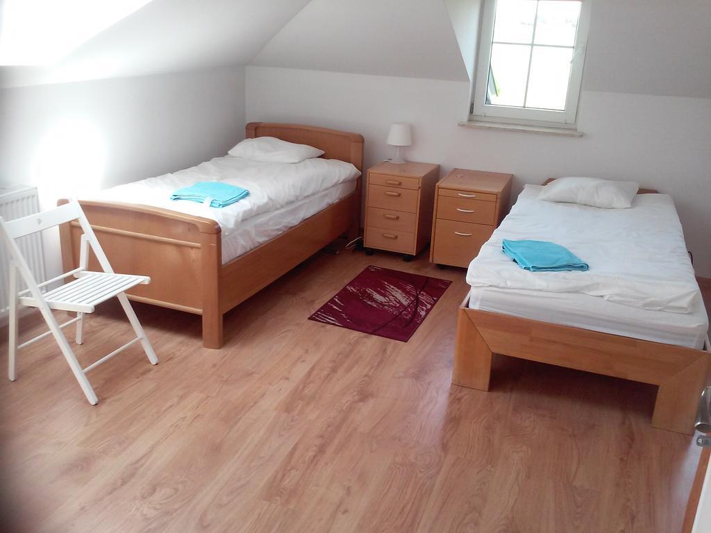 Dworek Poznan Bed & Breakfast Екстериор снимка