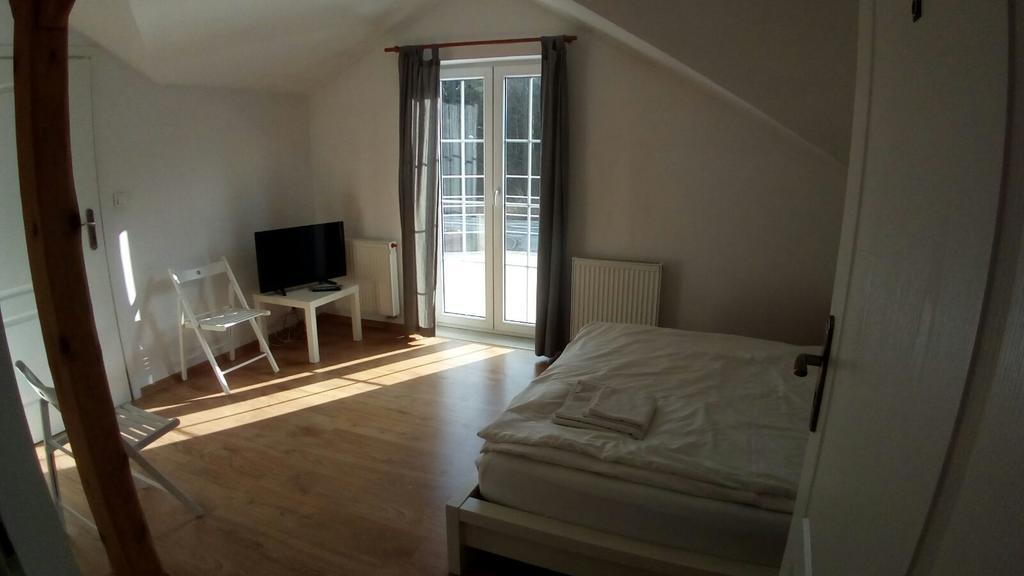Dworek Poznan Bed & Breakfast Екстериор снимка